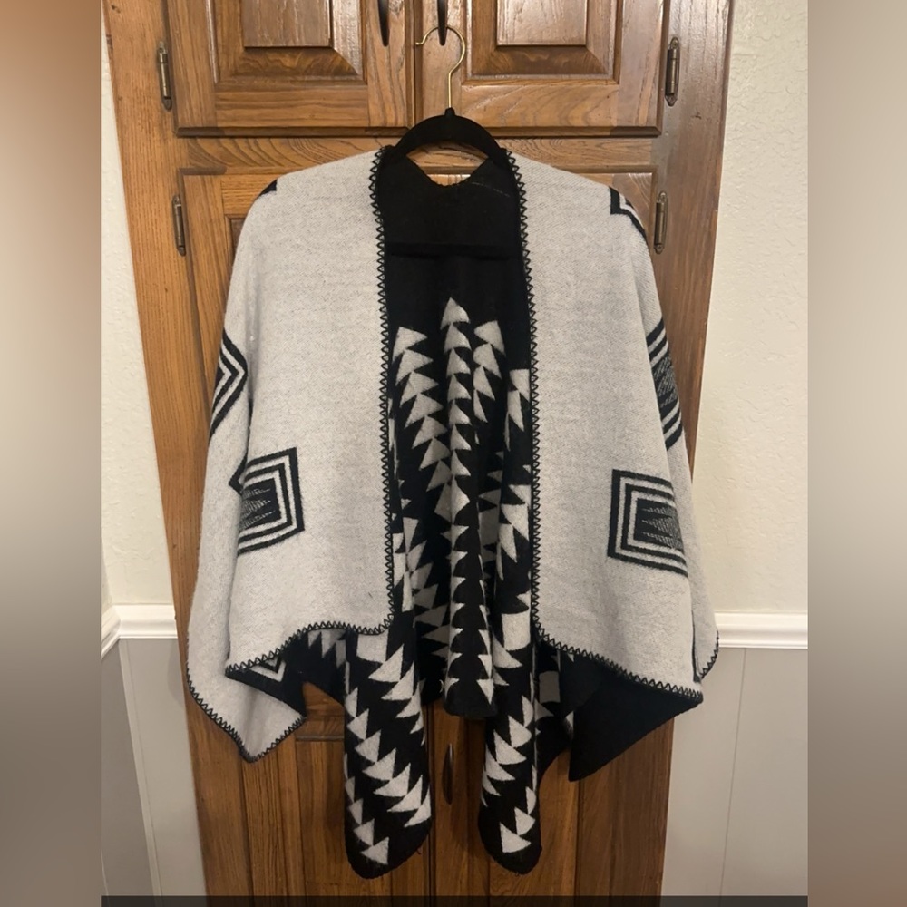 Black/white reversible shawl